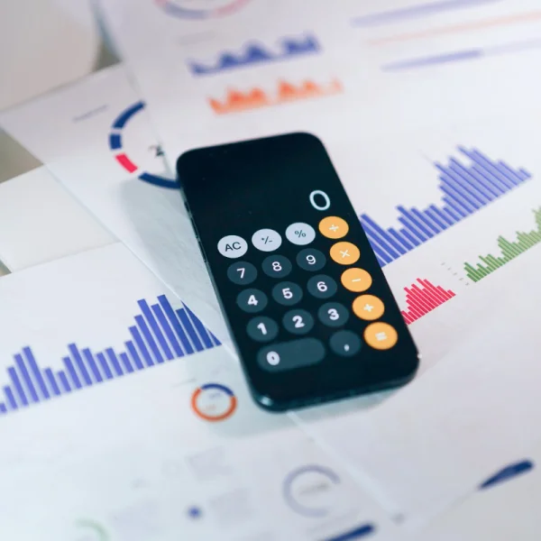 Image illustrant l'utilisation d'une calculatrice pour optimiser la gestion financière d'une entreprise, avec un prêt en ligne.