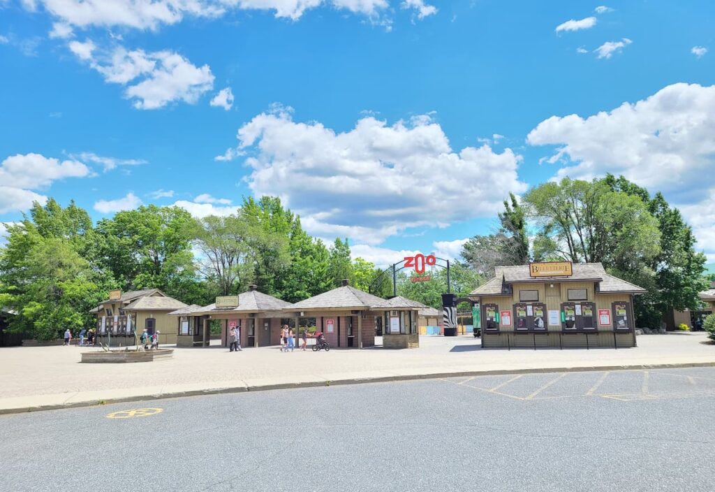 Thumbnail-For-Zoo de Granby-By-Jet Loans